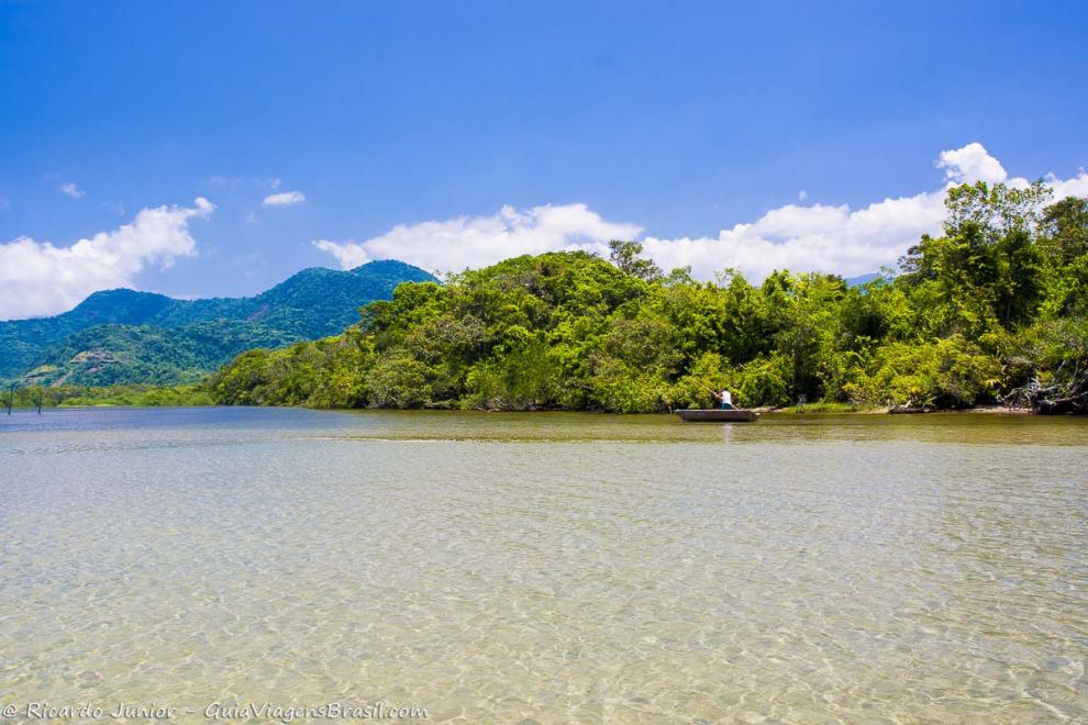 Imagem de um barco nas águas da piscina natural em Ubatuba.